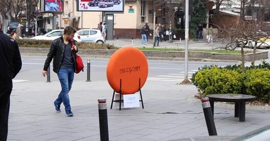 Споменик на „Дијазепам“ во центарот на Скопје